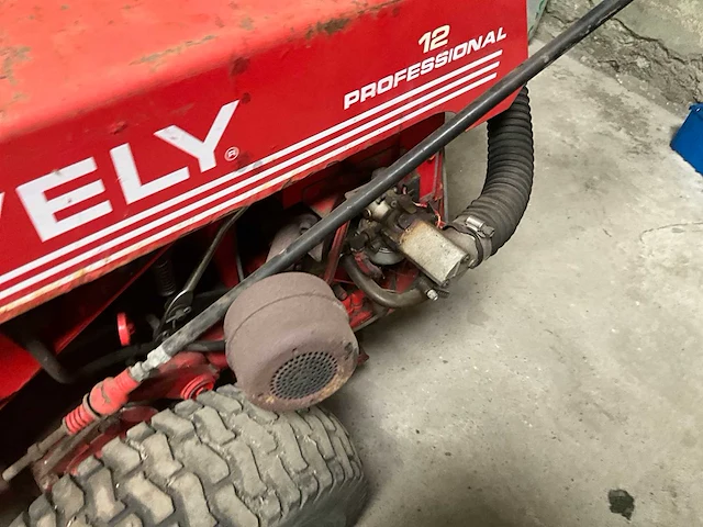 Gravely 12 professional werktuigdrager met veegborstel - afbeelding 9 van  9
