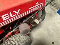 Gravely 12 professional werktuigdrager met veegborstel - afbeelding 9 van  9