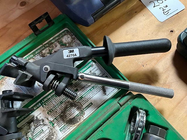 Greenlee slugbuster gatenpons en krimptang - afbeelding 7 van  8