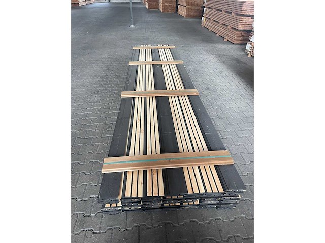 Grenen acoustic design zwart gecoat 4500x142x22mm (80x) - afbeelding 1 van  3