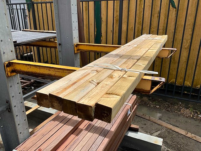 Grenen geschaafd palen 2100x65x65 mm (5x) - afbeelding 1 van  4