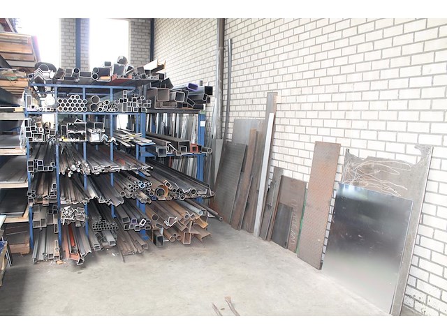 Grijpvoorraad en projectrestanten buizen, kokers, staven, strips, platen in diverse materialen w.o. alumini... - afbeelding 1 van  7