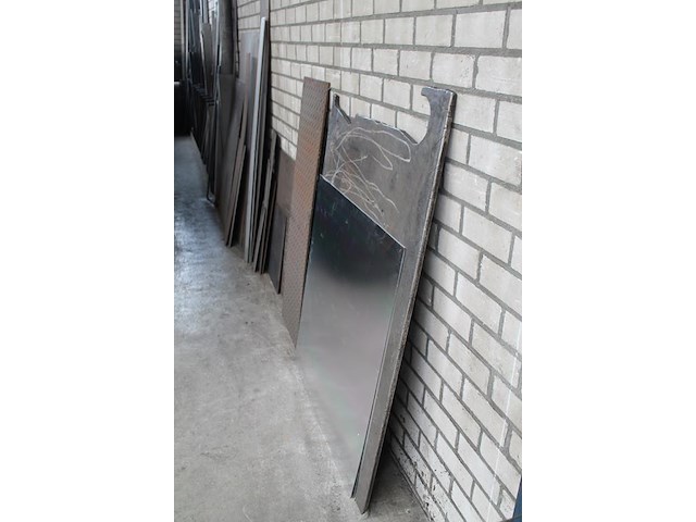 Grijpvoorraad en projectrestanten buizen, kokers, staven, strips, platen in diverse materialen w.o. alumini... - afbeelding 2 van  7