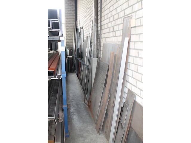 Grijpvoorraad en projectrestanten buizen, kokers, staven, strips, platen in diverse materialen w.o. alumini... - afbeelding 3 van  7