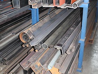 Grijpvoorraad en projectrestanten buizen, kokers, staven, strips, platen in diverse materialen w.o. alumini... - afbeelding 5 van  7