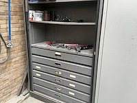 Grijpvoorraadkast met inhoud