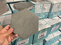 Grijze hexagon tegel 9,8 m2 - afbeelding 2 van  2