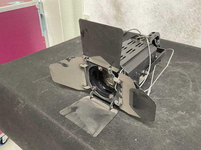 Griven 500w theater spotlight (7x) - afbeelding 2 van  3