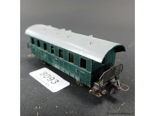 Groene 'donnerbüchse' personenrijtuig (2e klasse) van de duitse spoorwegen (db), lijkend op klassieke h0-schaalmodellen van fabrikanten zoals märklin (bijv. märklin 4000/4002) of trix - afbeelding 1 van  5