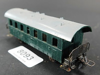 Groene 'donnerbüchse' personenrijtuig (2e klasse) van de duitse spoorwegen (db), lijkend op klassieke h0-schaalmodellen van fabrikanten zoals märklin (bijv. märklin 4000/4002) of trix - afbeelding 1 van  5