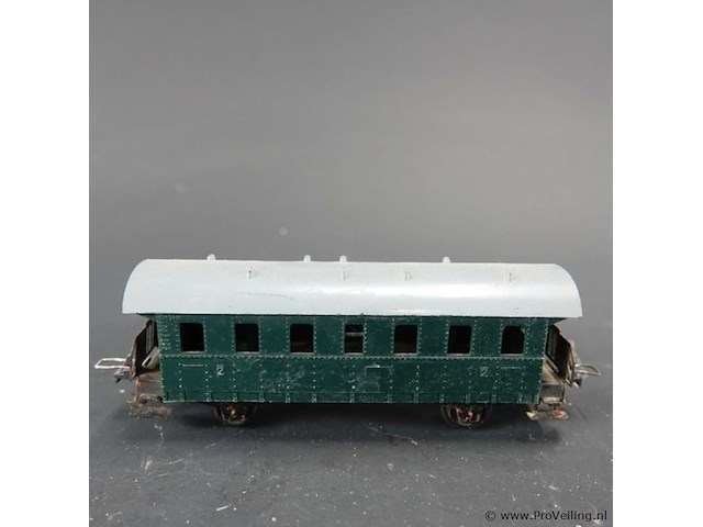Groene 'donnerbüchse' personenrijtuig (2e klasse) van de duitse spoorwegen (db), lijkend op klassieke h0-schaalmodellen van fabrikanten zoals märklin (bijv. märklin 4000/4002) of trix - afbeelding 2 van  5