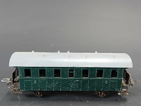 Groene 'donnerbüchse' personenrijtuig (2e klasse) van de duitse spoorwegen (db), lijkend op klassieke h0-schaalmodellen van fabrikanten zoals märklin (bijv. märklin 4000/4002) of trix - afbeelding 2 van  5