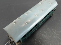 Groene 'donnerbüchse' personenrijtuig (2e klasse) van de duitse spoorwegen (db), lijkend op klassieke h0-schaalmodellen van fabrikanten zoals märklin (bijv. märklin 4000/4002) of trix - afbeelding 3 van  5