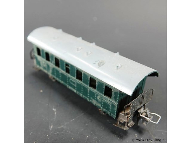 Groene 'donnerbüchse' personenrijtuig (2e klasse) van de duitse spoorwegen (db), lijkend op klassieke h0-schaalmodellen van fabrikanten zoals märklin (bijv. märklin 4000/4002) of trix - afbeelding 4 van  5