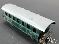 Groene 'donnerbüchse' personenrijtuig (2e klasse) van de duitse spoorwegen (db), lijkend op klassieke h0-schaalmodellen van fabrikanten zoals märklin (bijv. märklin 4000/4002) of trix - afbeelding 4 van  5