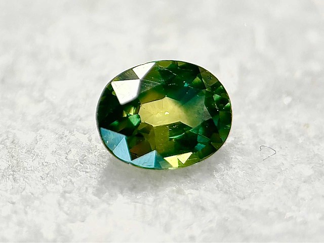 Groene saffier 1.04 carat natuurlijke groene saffier - afbeelding 1 van  5