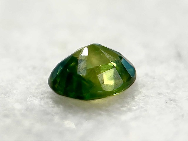 Groene saffier 1.04 carat natuurlijke groene saffier - afbeelding 2 van  5