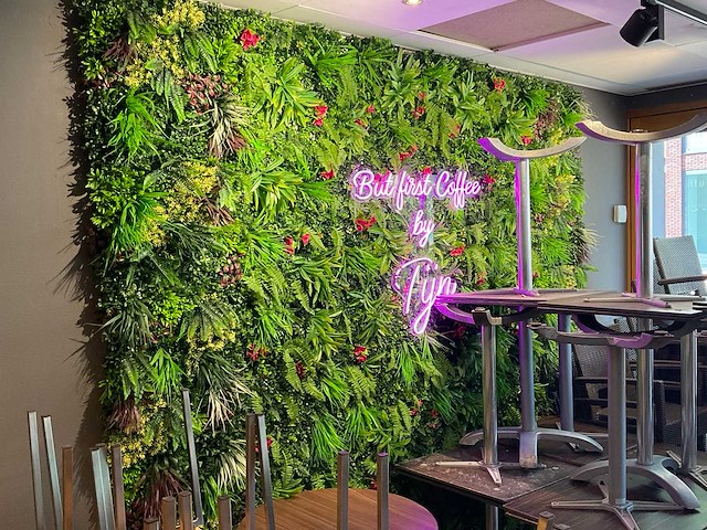 Groenwand met neon - afbeelding 1 van  1