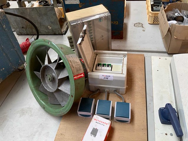 Groepenkasten en ventilator - afbeelding 1 van  3