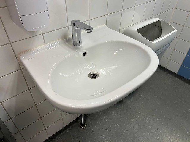Grohe / villeroy & boch - wasbak met sensor kraan (4x) - afbeelding 1 van  3