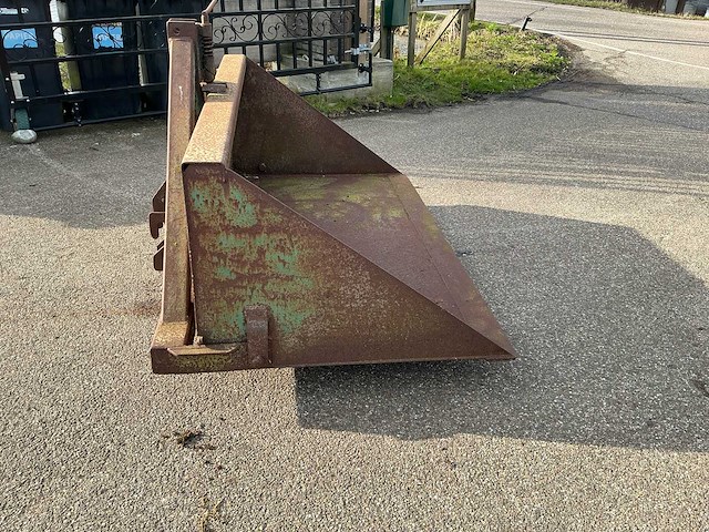 Grondbak (kiepend) tractor - afbeelding 9 van  14