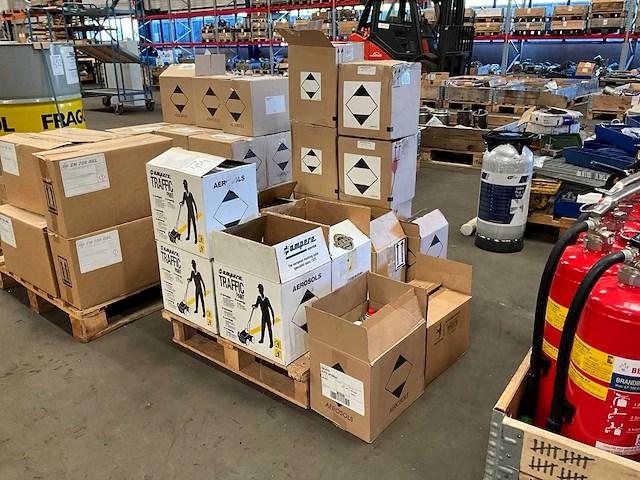 Grondlijn markeer spuitbussen en divers - afbeelding 1 van  5