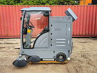 Grondverzetmachines, generatoren, opslagtenten en machines