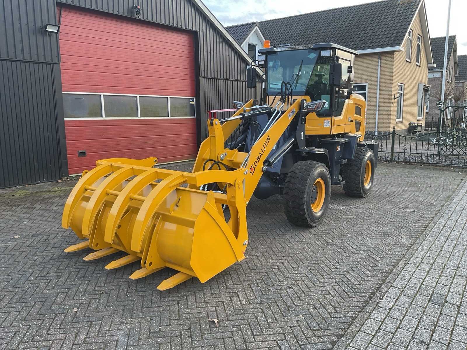 Grondverzetmachines, generatoren, opslagtenten en machines
