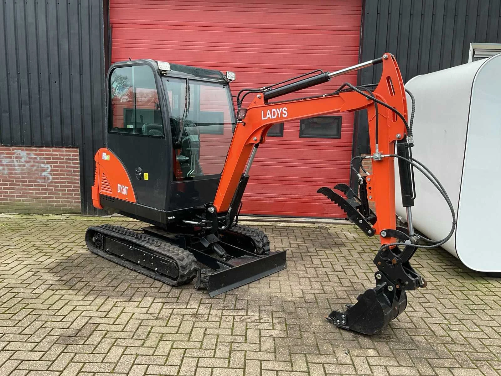 Grondverzetmachines, tuin en park machines, aanbouwdelen, generatoren en gereedschappen