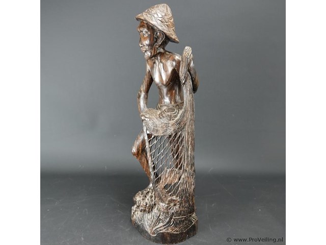 Groot coromandel snijwerk van een indonesische visserman - afbeelding 2 van  5