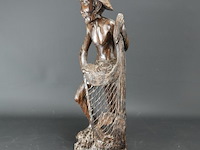 Groot coromandel snijwerk van een indonesische visserman - afbeelding 2 van  5