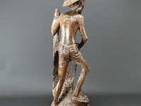 Groot coromandel snijwerk van een indonesische visserman - afbeelding 3 van  5