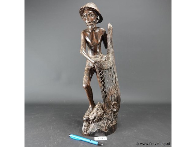 Groot coromandel snijwerk van een indonesische visserman - afbeelding 1 van  5