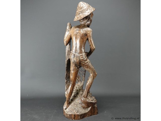Groot coromandel snijwerk van een indonesische visserman - afbeelding 3 van  5