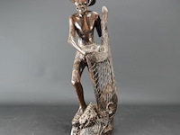 Groot coromandel snijwerk van een indonesische visserman