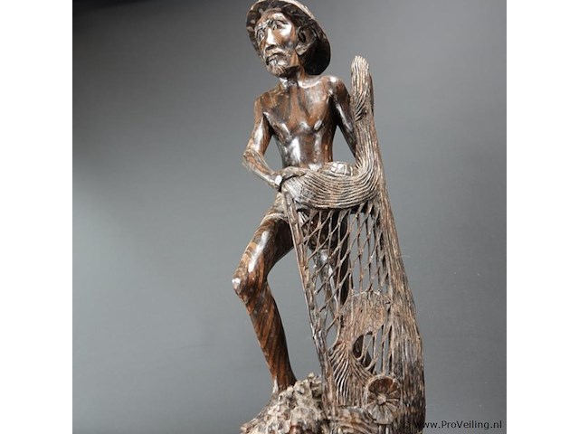 Groot coromandel snijwerk van een indonesische visserman - afbeelding 4 van  5