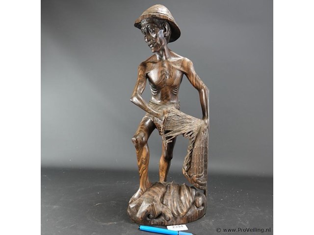 Groot coromandelhouten beeld van een indische visserman. - afbeelding 1 van  5