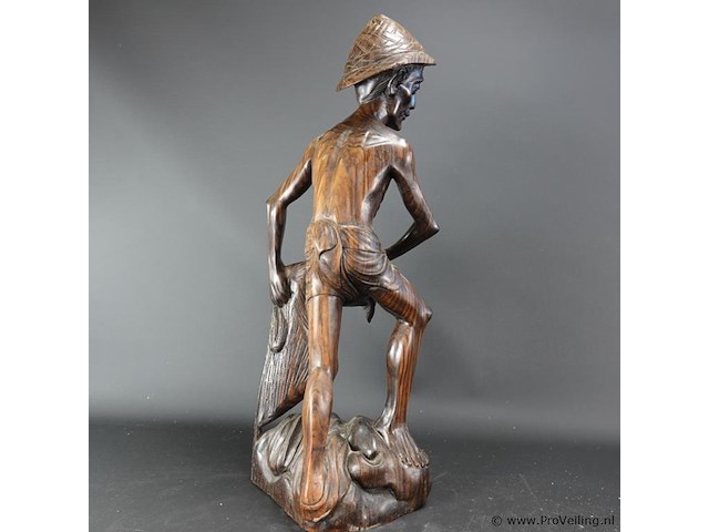 Groot coromandelhouten beeld van een indische visserman. - afbeelding 4 van  5