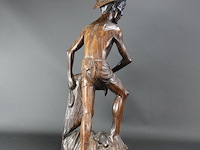 Groot coromandelhouten beeld van een indische visserman. - afbeelding 4 van  5