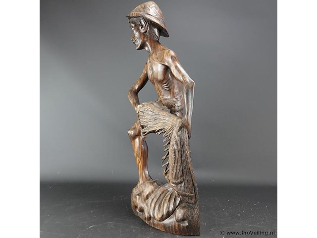 Groot coromandelhouten beeld van een indische visserman. - afbeelding 3 van  5