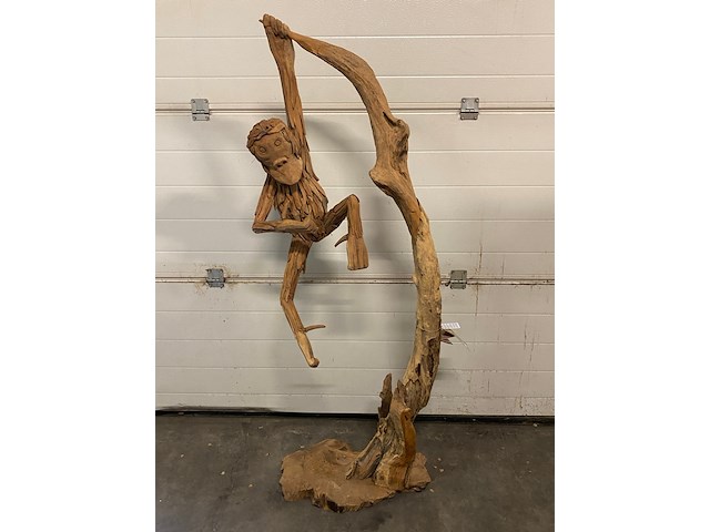 Groot decoratiestuk hangende aan teak hout - afbeelding 1 van  7