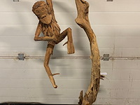 Groot decoratiestuk hangende aan teak hout - afbeelding 1 van  7