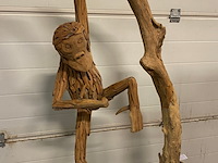 Groot decoratiestuk hangende aan teak hout - afbeelding 2 van  7