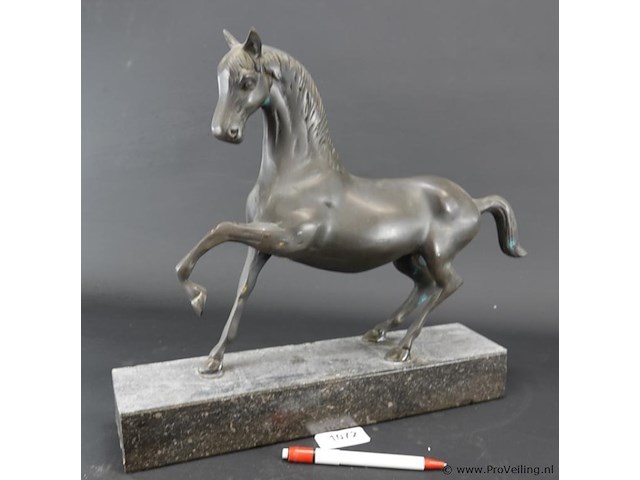 Groot faux bronzen paard op marmeren basement - afbeelding 1 van  5