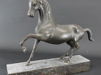 Groot faux bronzen paard op marmeren basement - afbeelding 1 van  5