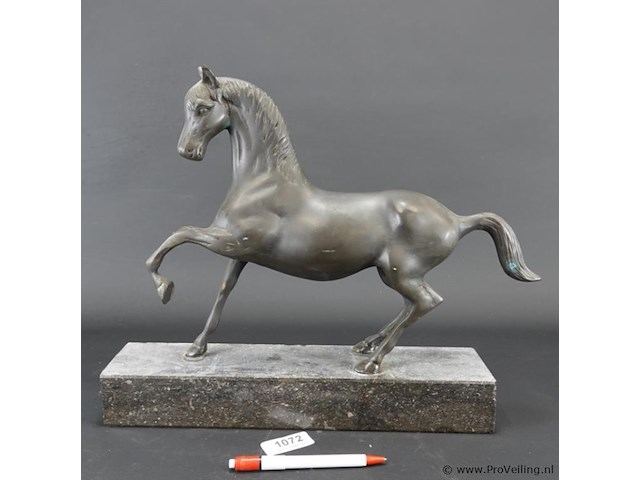 Groot faux bronzen paard op marmeren basement - afbeelding 2 van  5