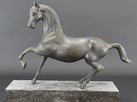 Groot faux bronzen paard op marmeren basement - afbeelding 2 van  5