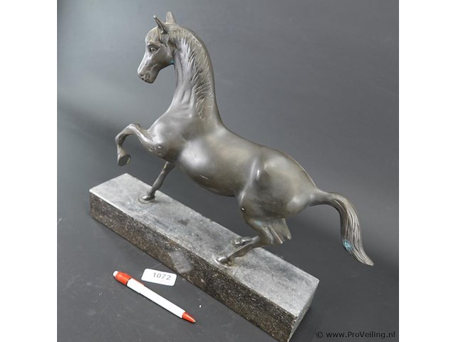Groot faux bronzen paard op marmeren basement - afbeelding 3 van  5