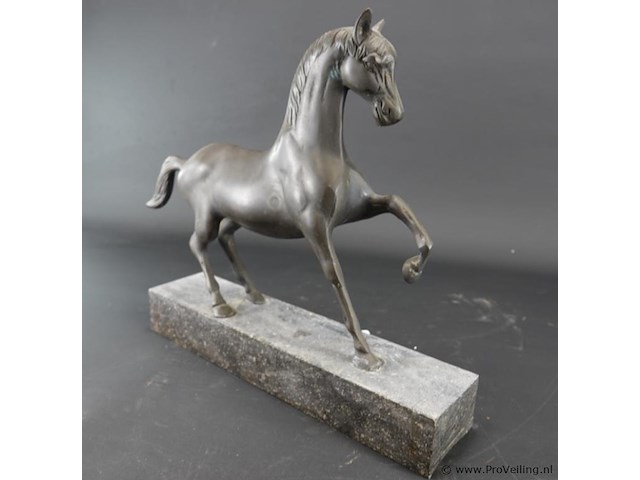 Groot faux bronzen paard op marmeren basement - afbeelding 4 van  5