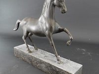 Groot faux bronzen paard op marmeren basement - afbeelding 4 van  5